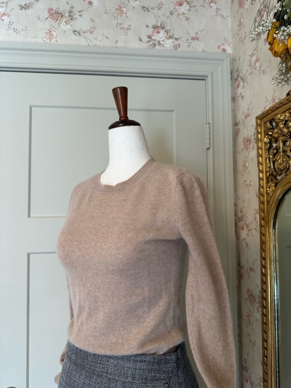 Cashmere Sweater Tahari 100% Small S Soft Neutral Crewneck - Picture 2 of 9